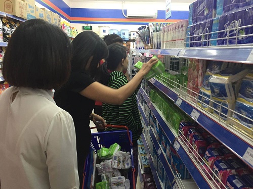 Hàng Việt 'tắc nghẽn' đường vào siêu thị ngoại ảnh 1